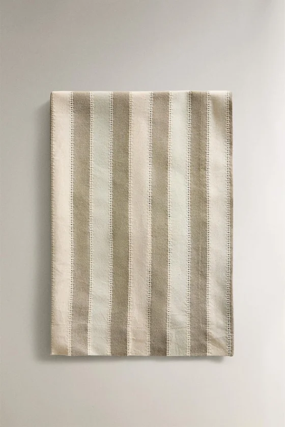 Скатерть-дорожка с кружевным краем