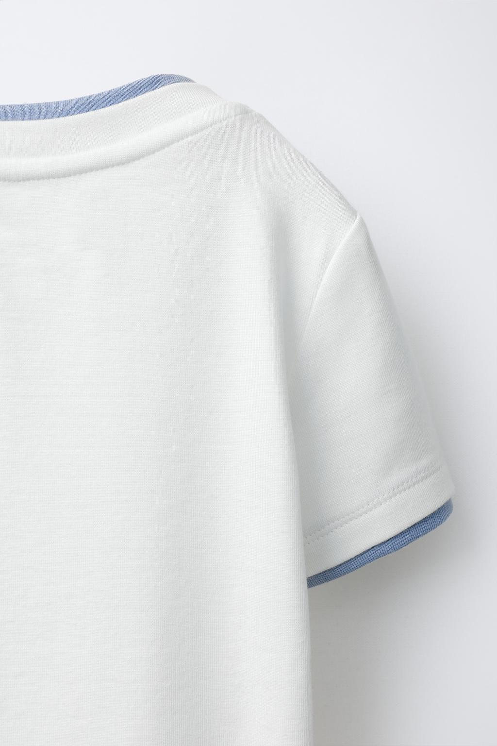 ФУТБОЛКА С ДВОЙНЫМ ВОРОТНИКОМ И МОДАЛОМ