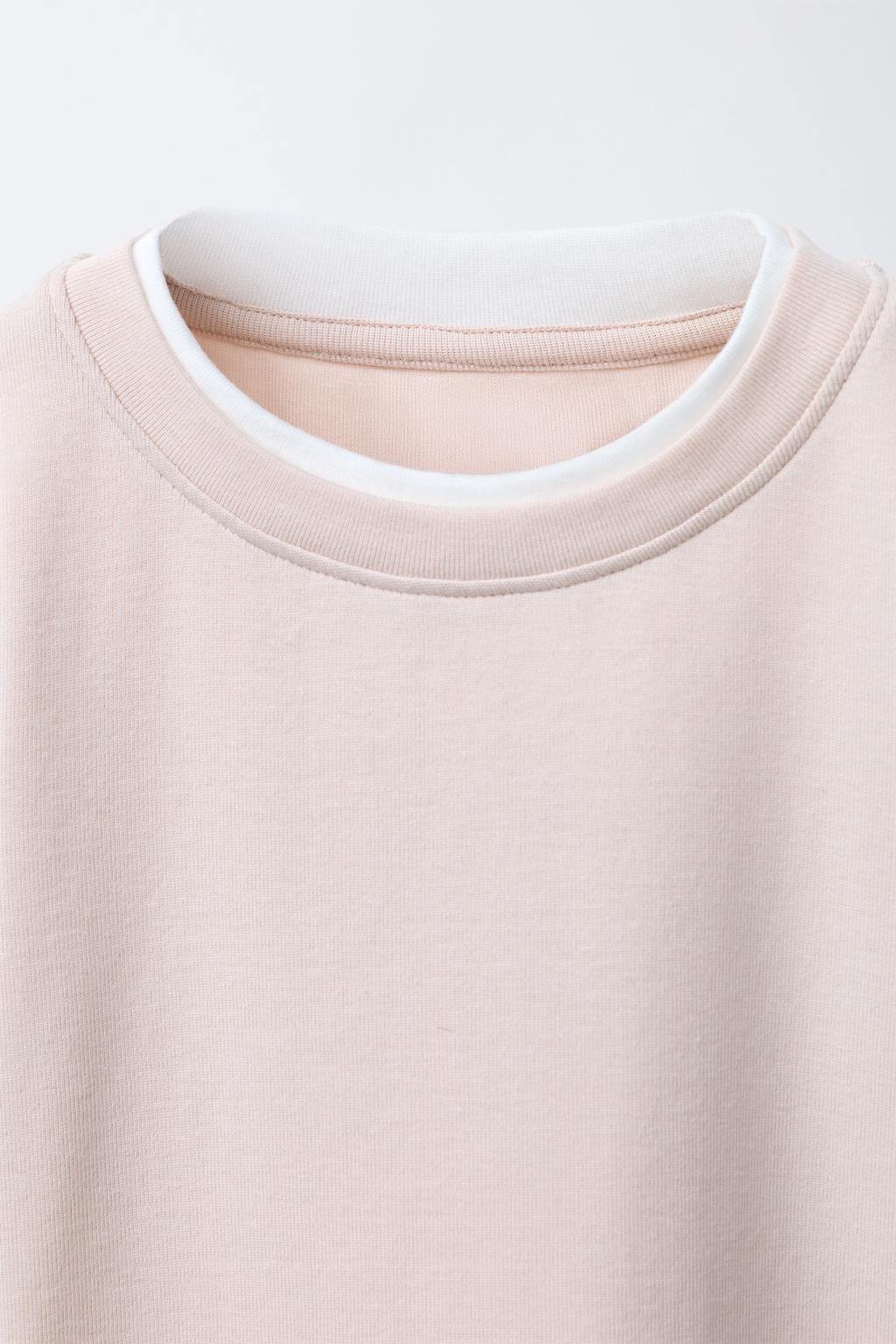 ФУТБОЛКА С ДВОЙНЫМ ВОРОТНИКОМ И МОДАЛОМ