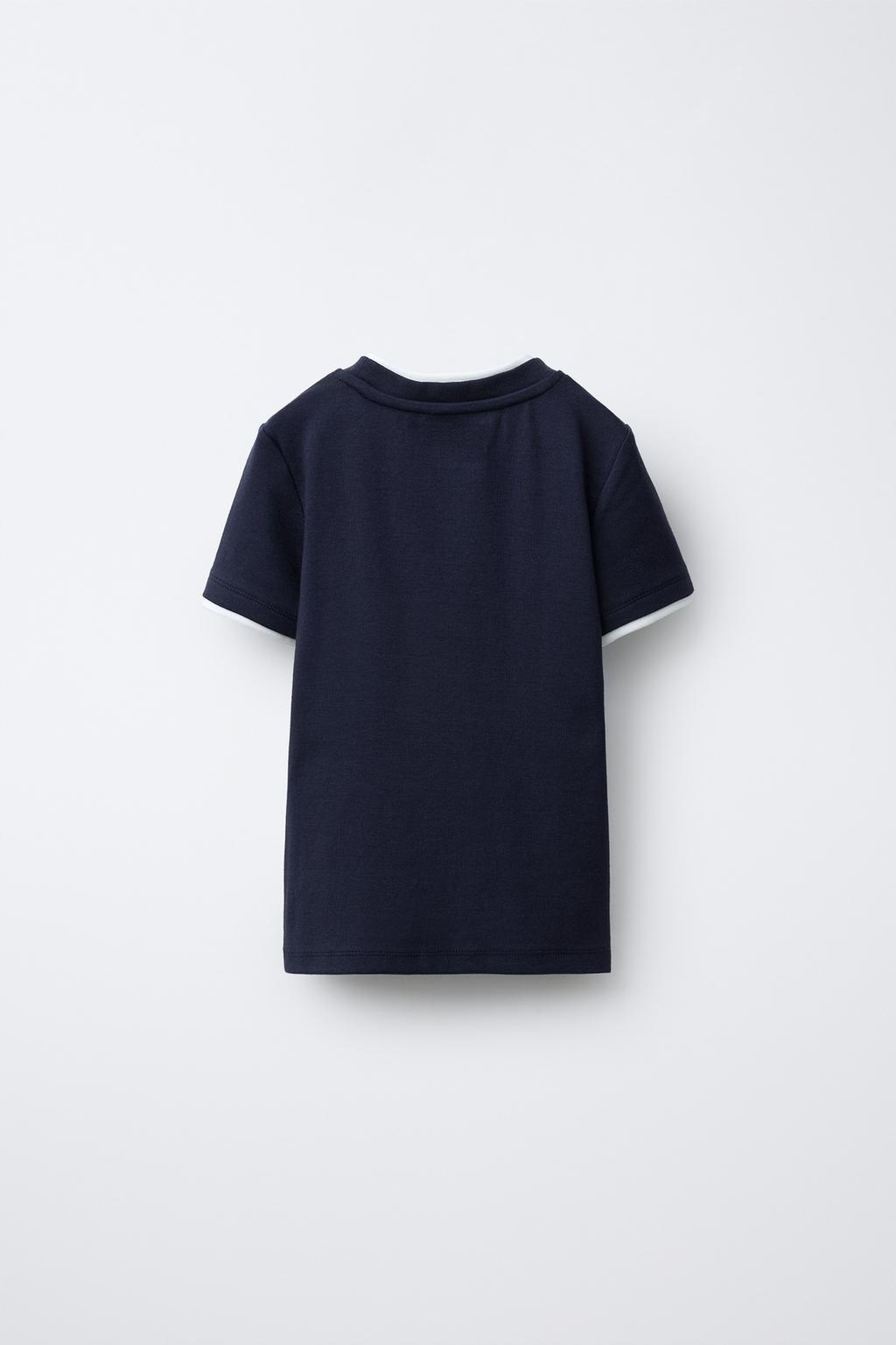 ФУТБОЛКА С ДВОЙНЫМ ВОРОТНИКОМ И МОДАЛОМ