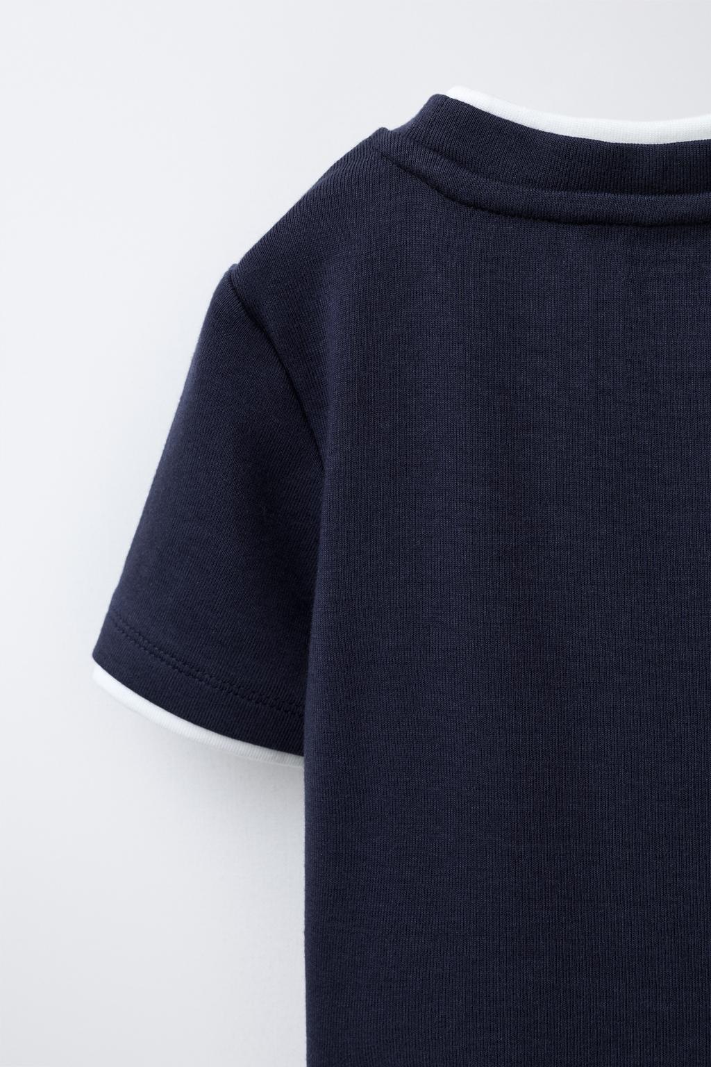 ФУТБОЛКА С ДВОЙНЫМ ВОРОТНИКОМ И МОДАЛОМ