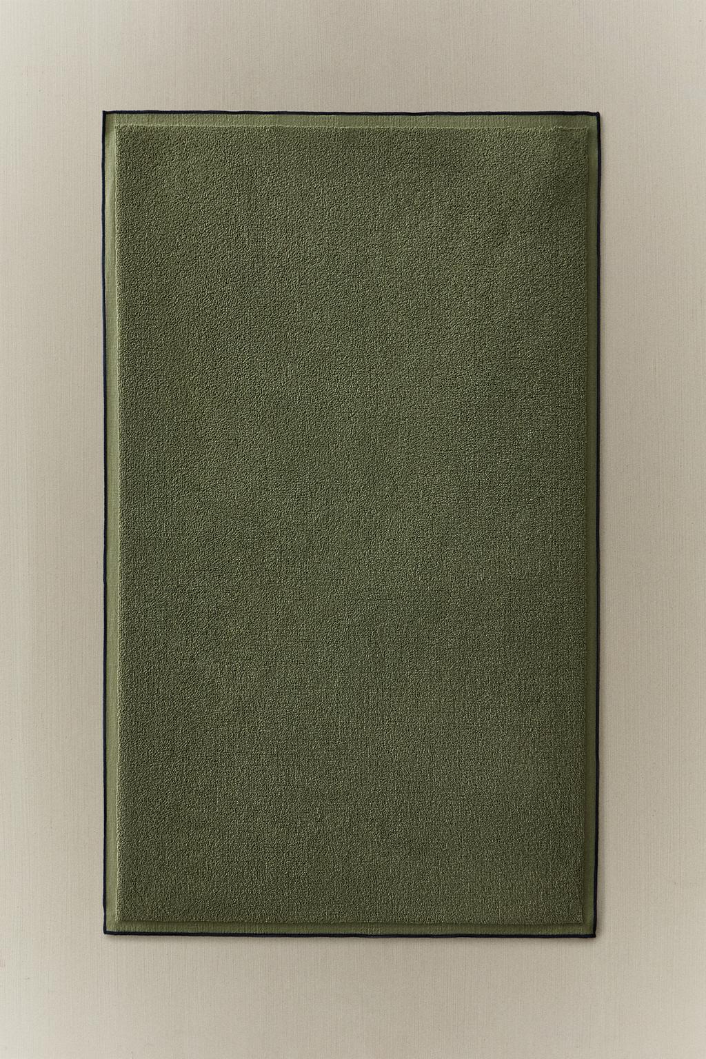 Коврик для ванной с цветной стежкой