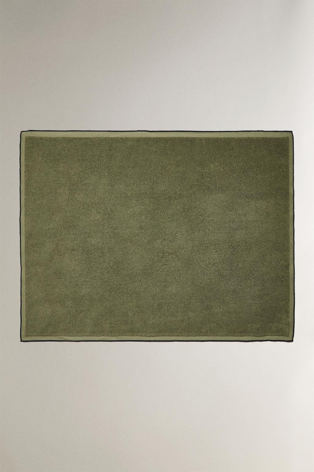 Коврик для ванной с цветной стежкой