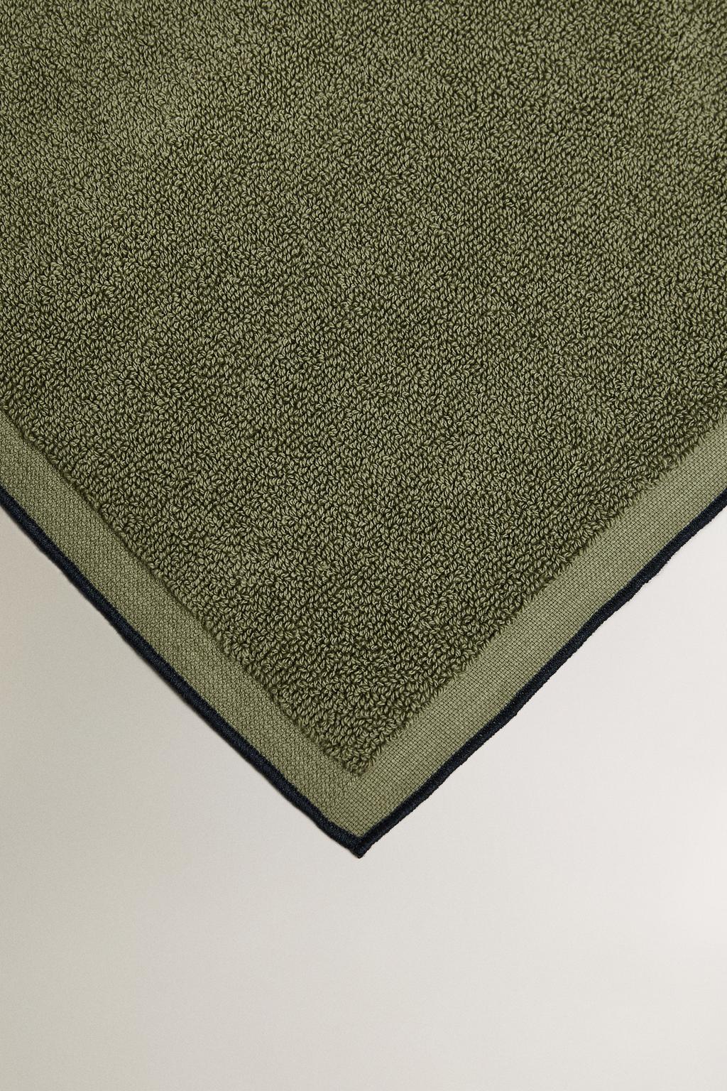 Коврик для ванной с цветной стежкой