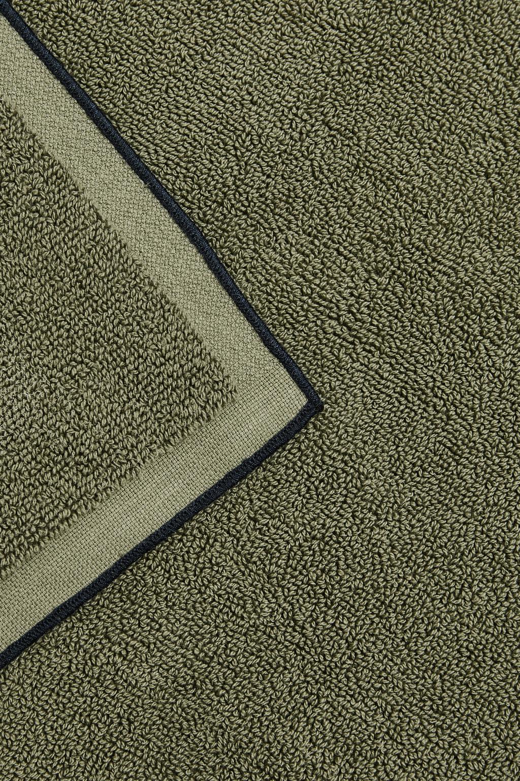 Коврик для ванной с цветной стежкой