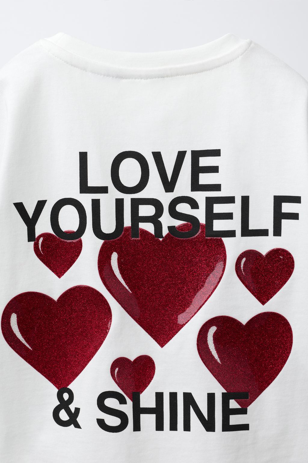 Футболка с блестящим принтом и резиновым покрытием