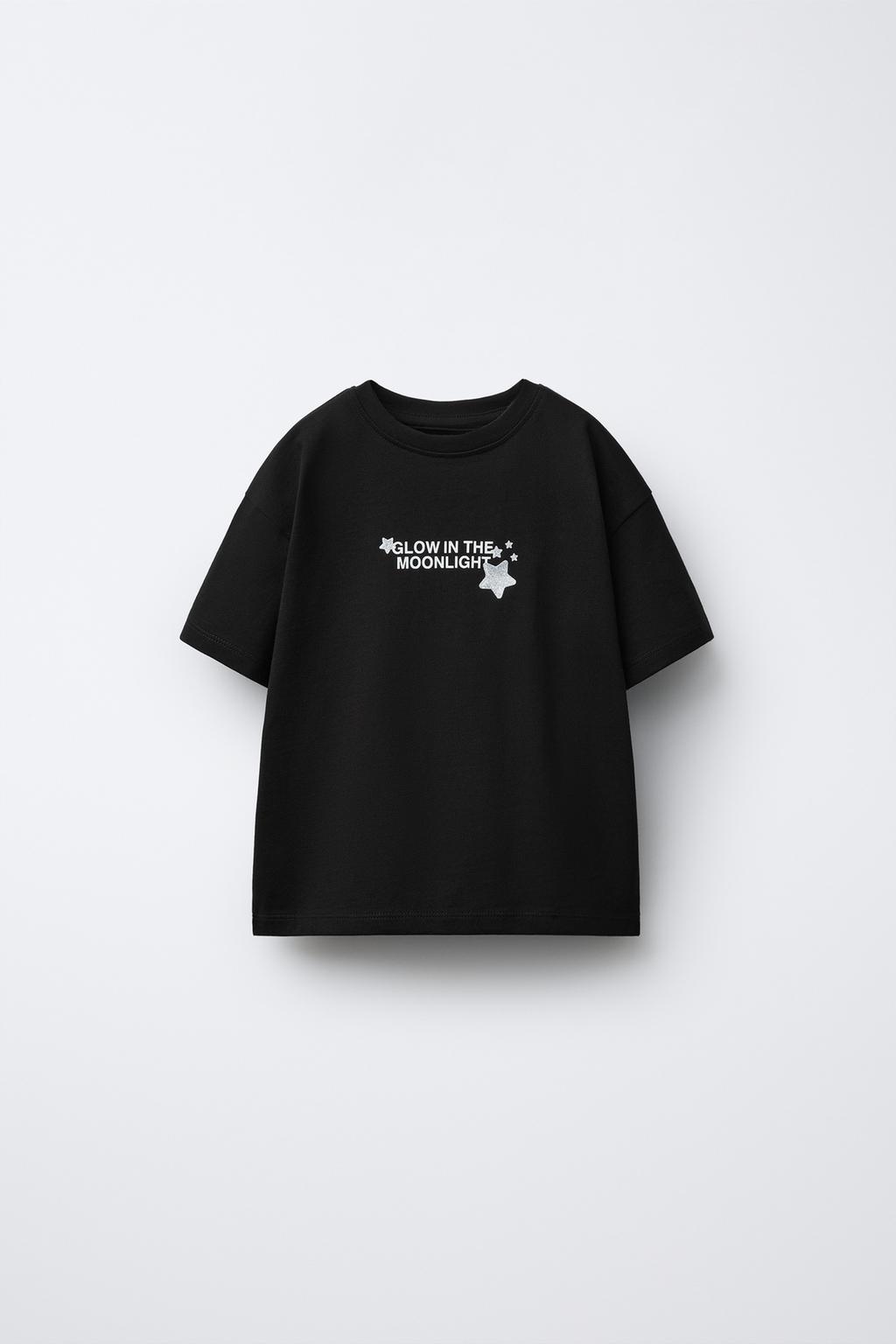 Футболка с резиновым блестящим нашивкой