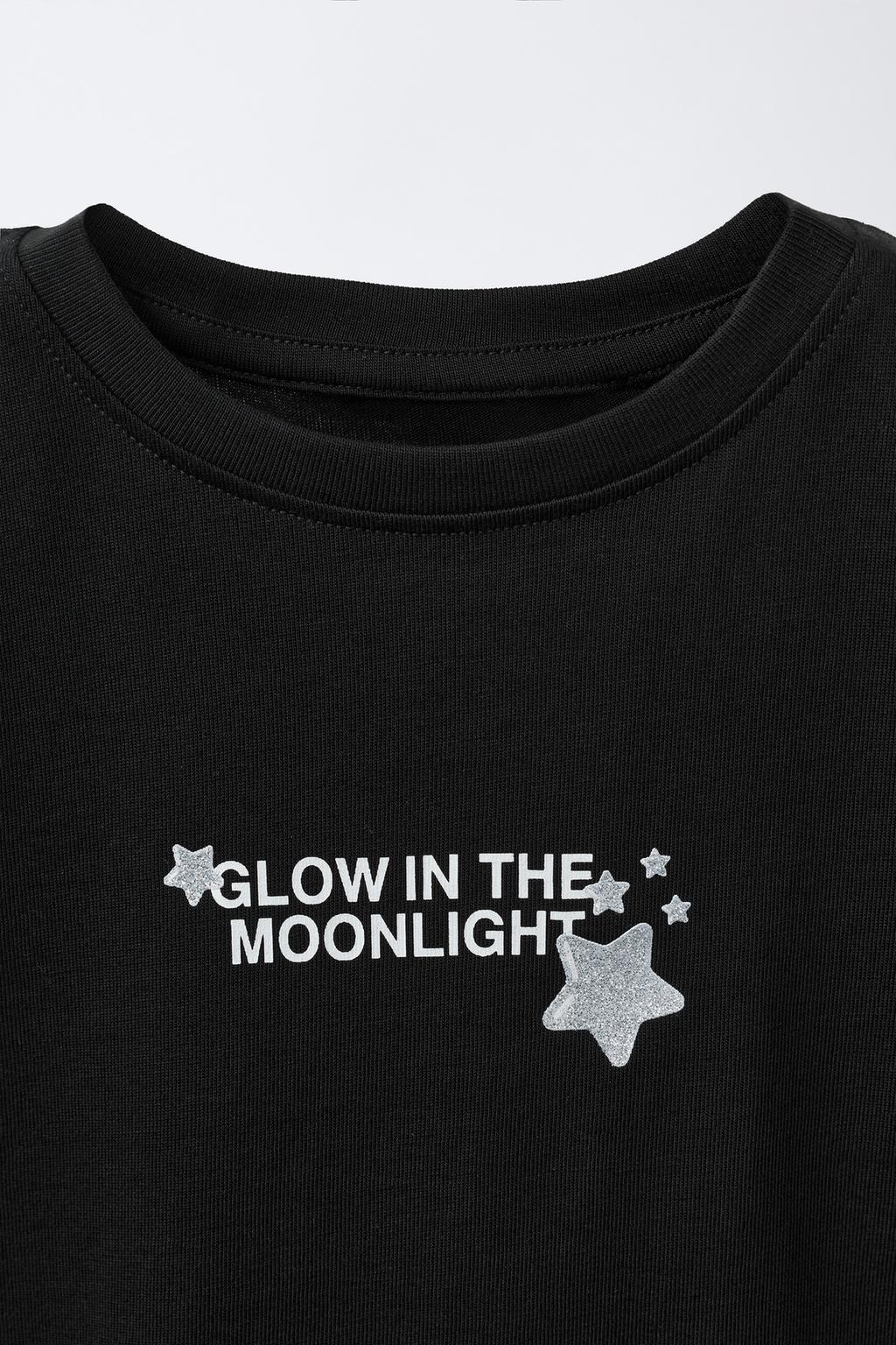 Футболка с резиновым блестящим нашивкой