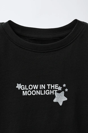 Футболка с резиновым блестящим нашивкой