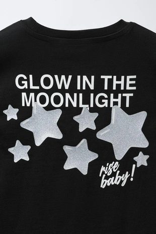 Футболка с резиновым блестящим нашивкой