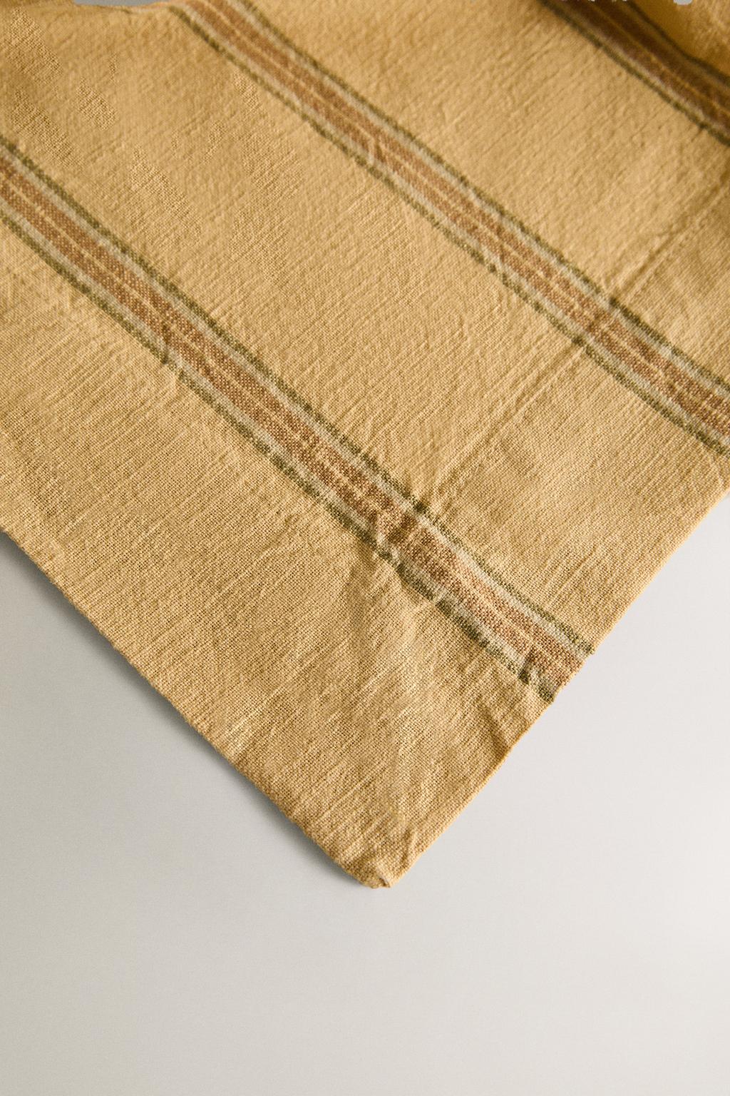 Скатерть с полосатым рисунком из крашеных нитей