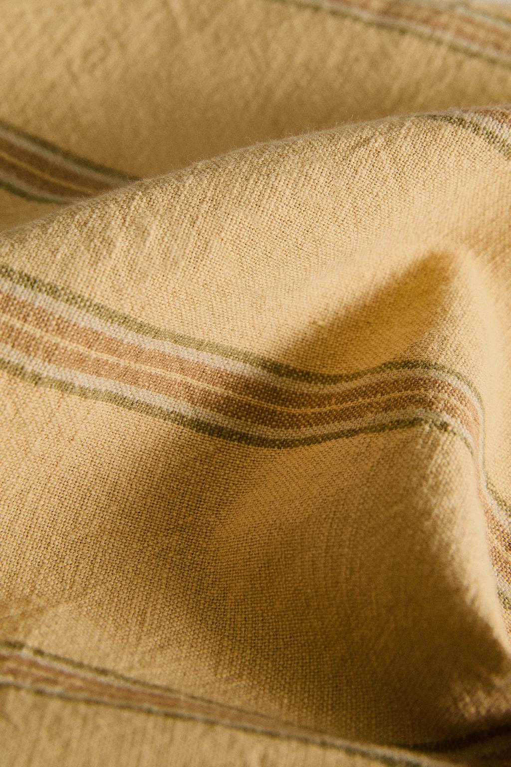 Скатерть с полосатым рисунком из крашеных нитей