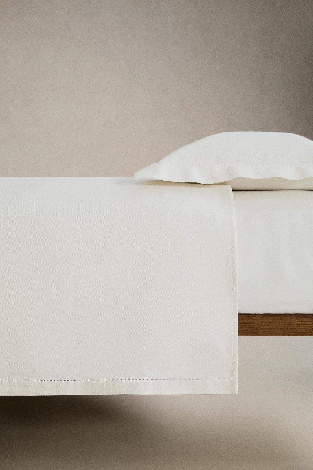 Плед из пике с кантом и вышивкой