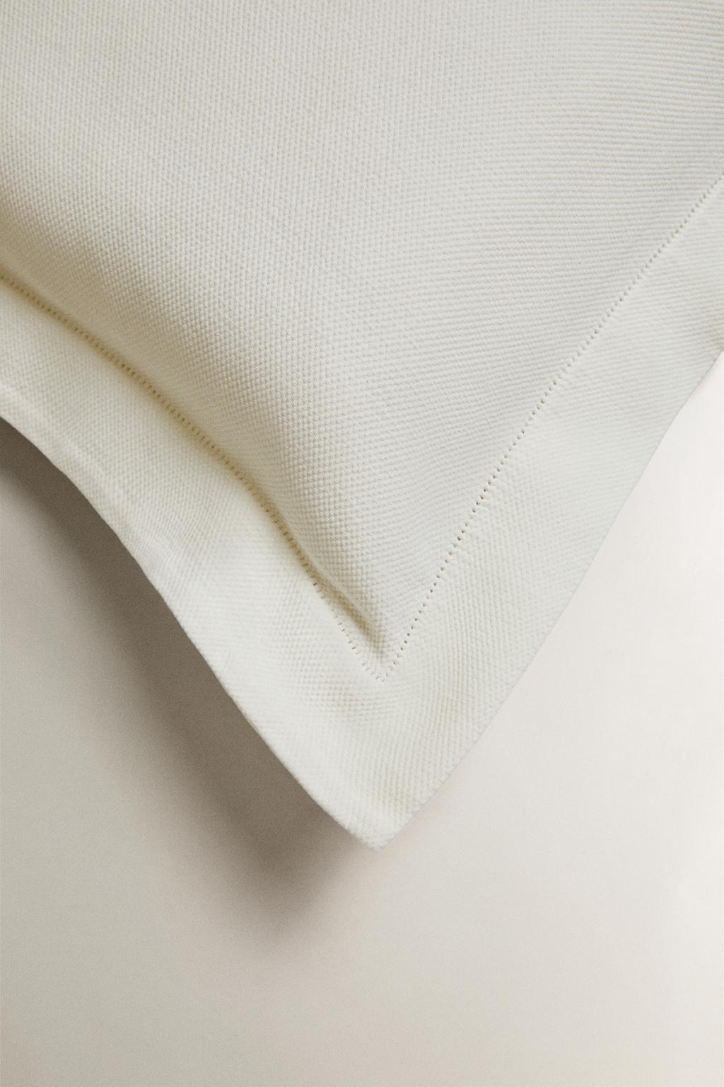 Чехол для подушки из пике с гладкими краями