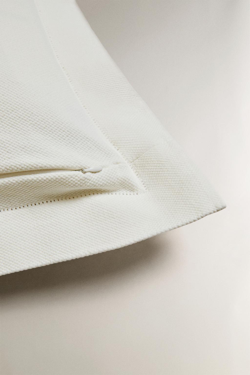 Чехол для подушки из пике с гладкими краями