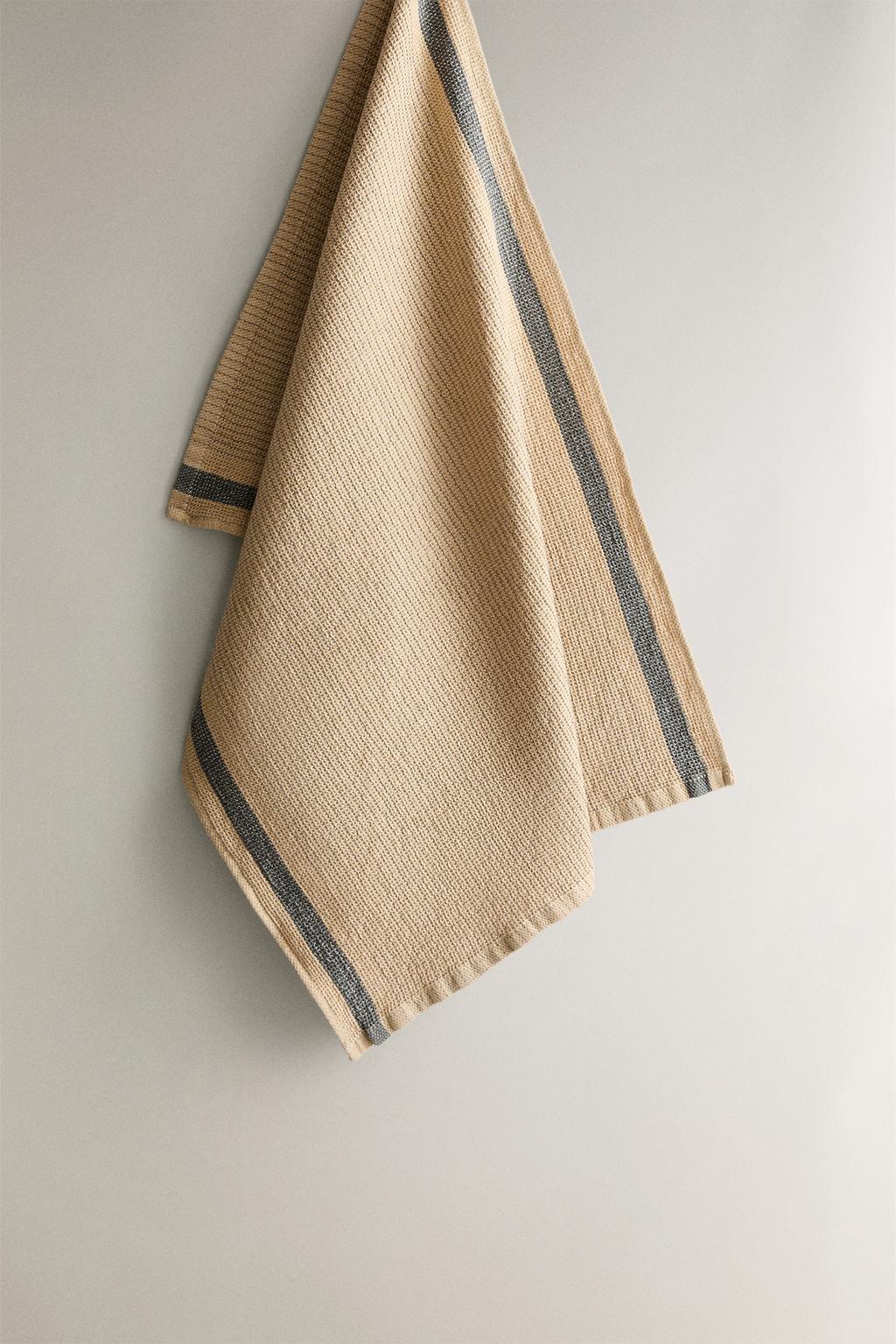 Полотенце для посуды с рельефным узором и полосой