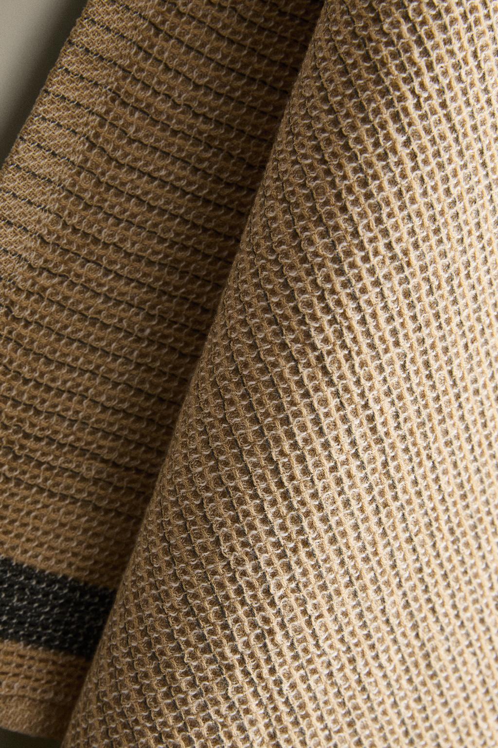 Полотенце для посуды с рельефным узором и полосой