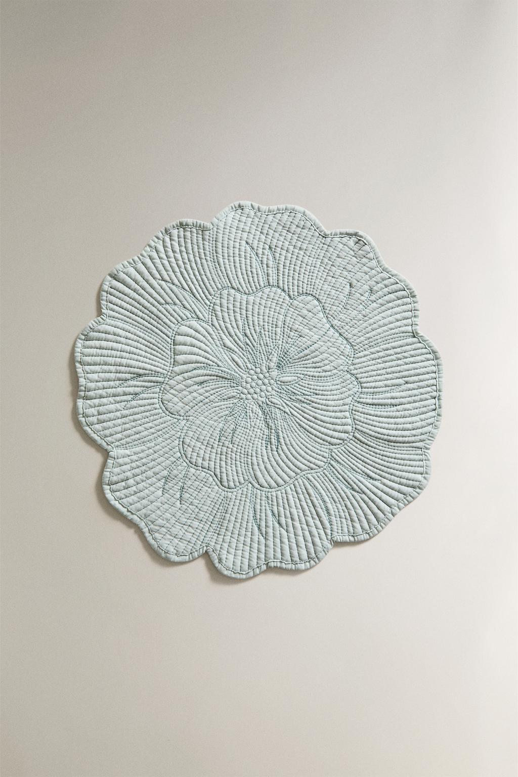 Плед в виде цветка пиона