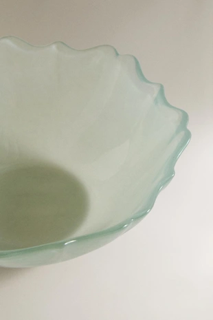 Стеклянная чаша с волнистым краем- Заказать в России