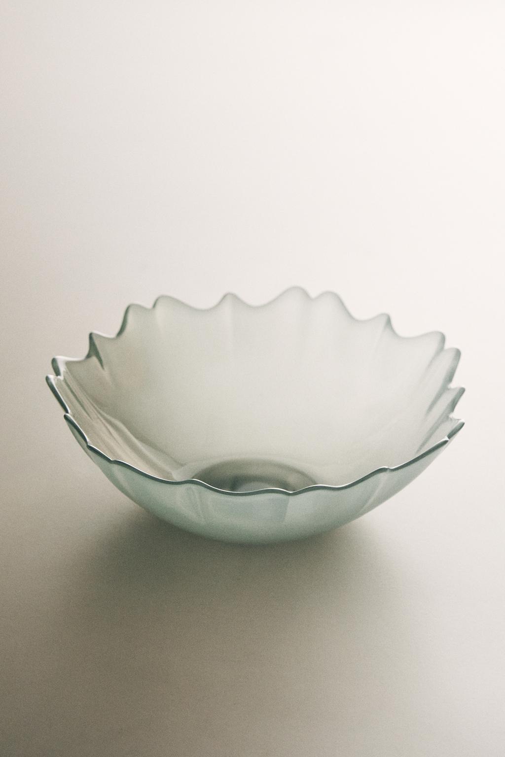 Стеклянная чаша с волнистым краем