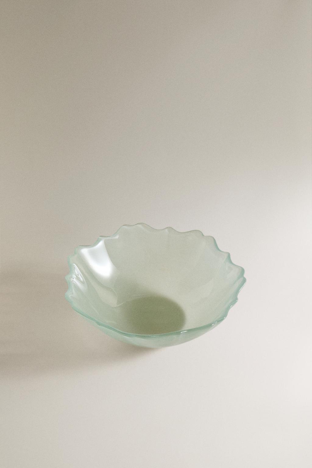 Стеклянная чаша с волнистым краем
