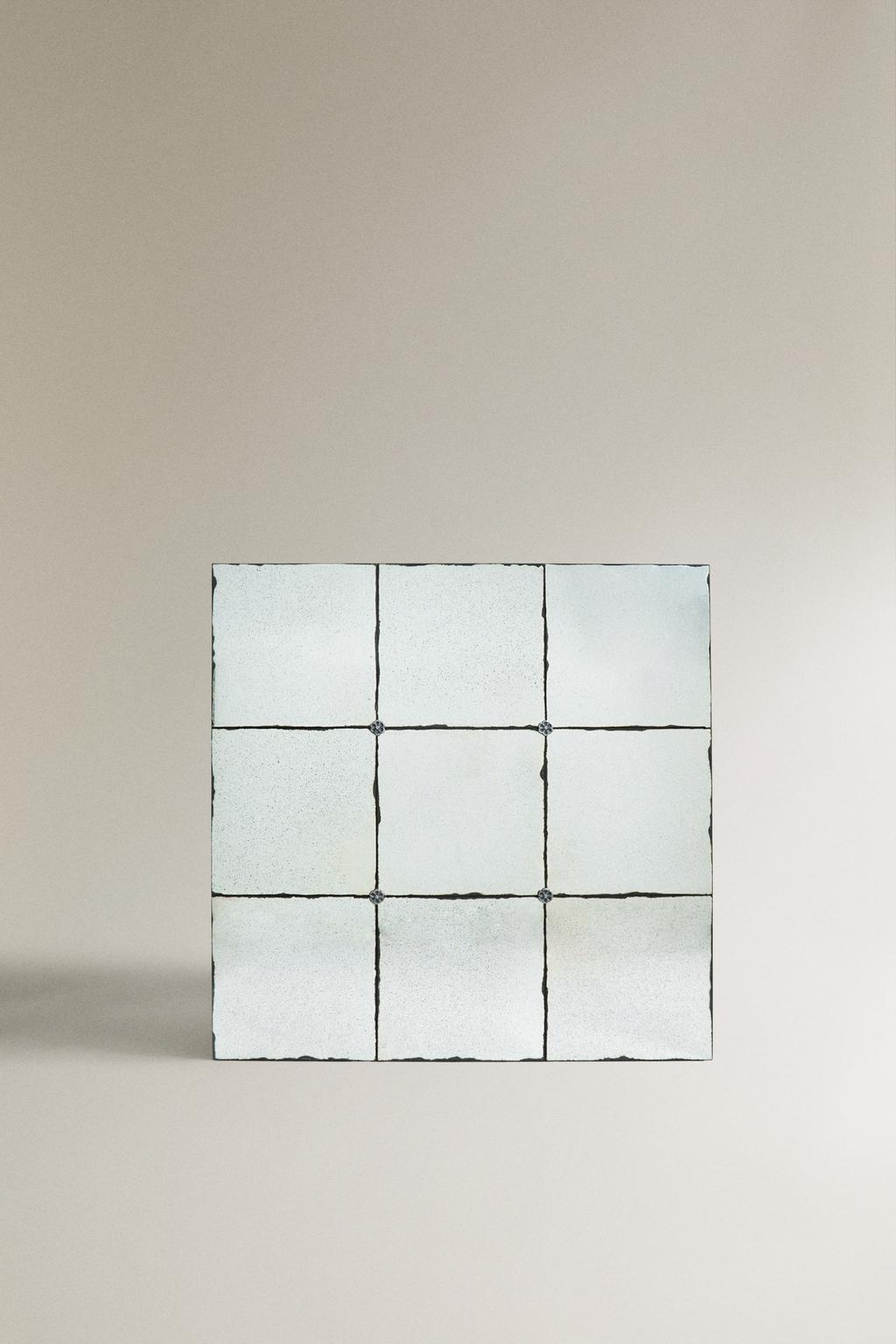 Зеркало настенное квадратное с античной отделкой