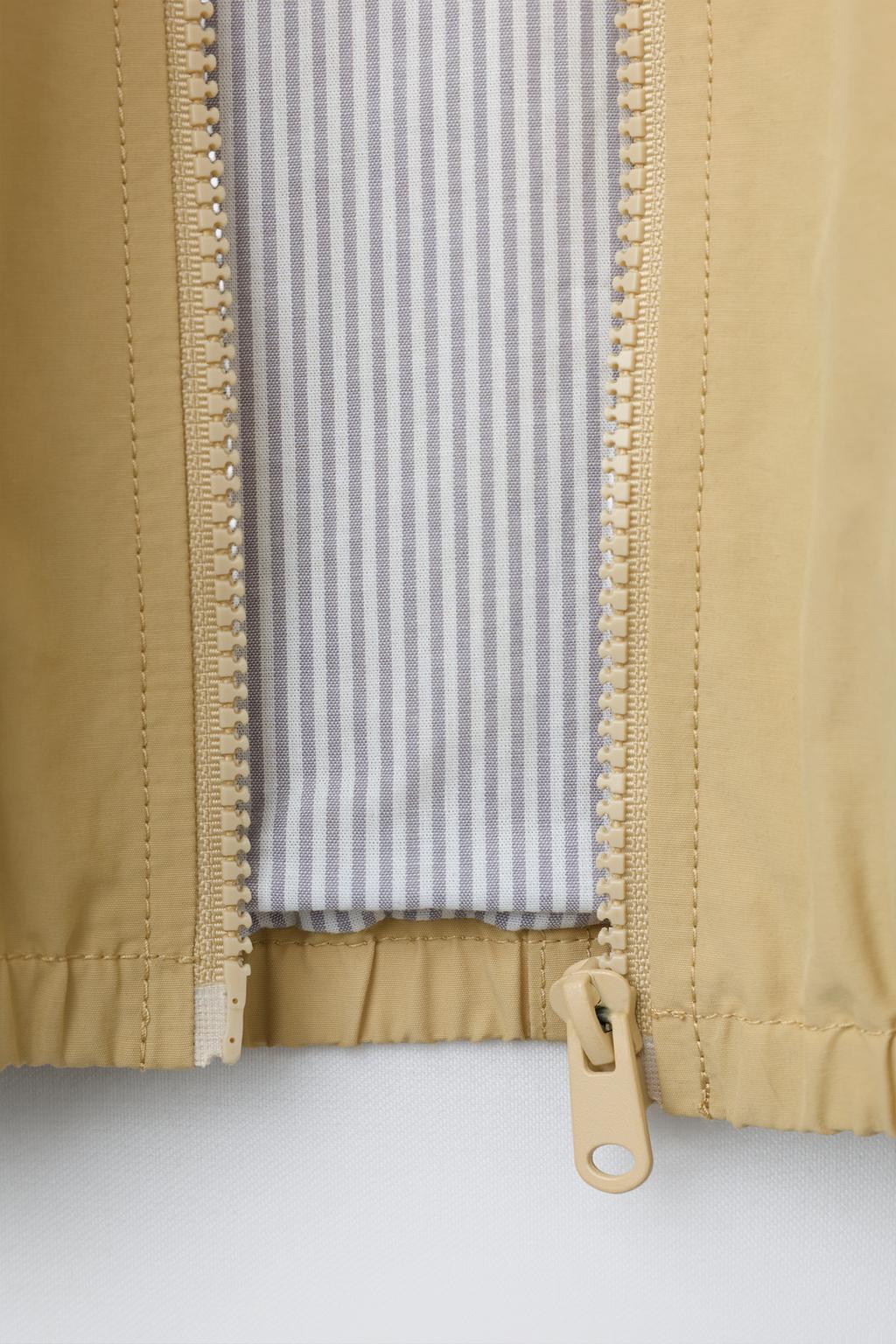 ЛЕГКАЯ КУРТКА С КАПЮШОНОМ