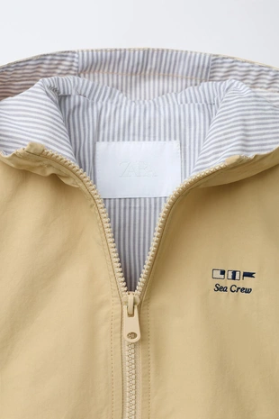 Легкая куртка с капюшоном- Заказать в России