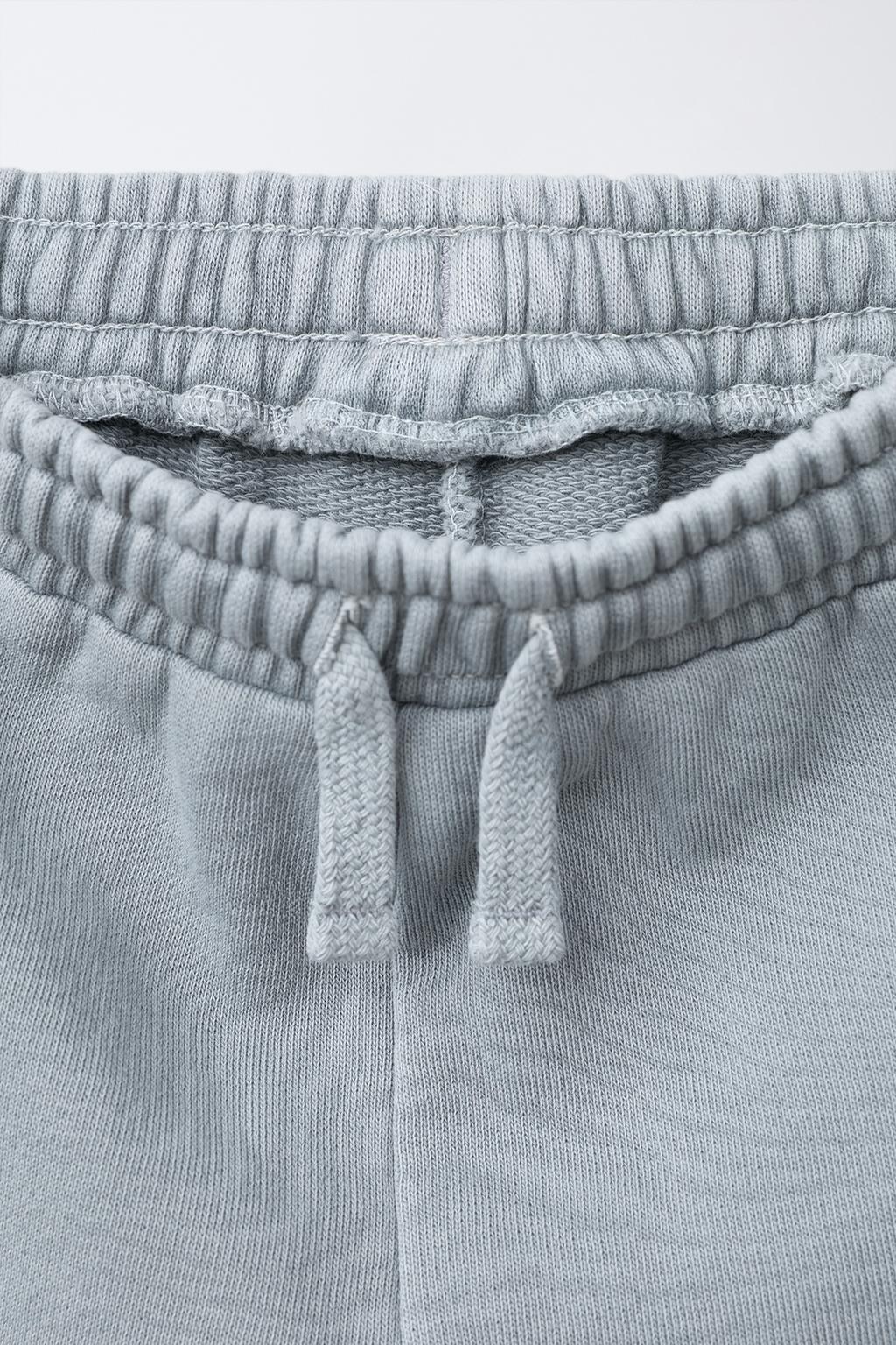 КОМПЛЕКТ ДЛЯ БЕГА: ТОЛСТОВКА И ОДНОТОННЫЕ БРЮКИ