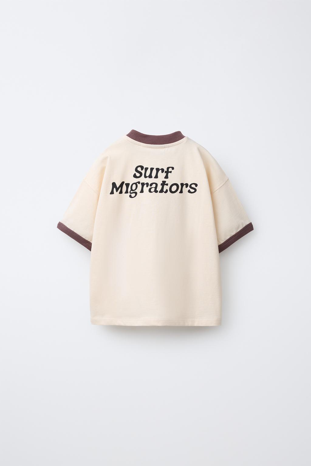 ФУТБОЛКА С КОНТРАСТНЫМ ТЕКСТОВЫМ ПРИНТОМ