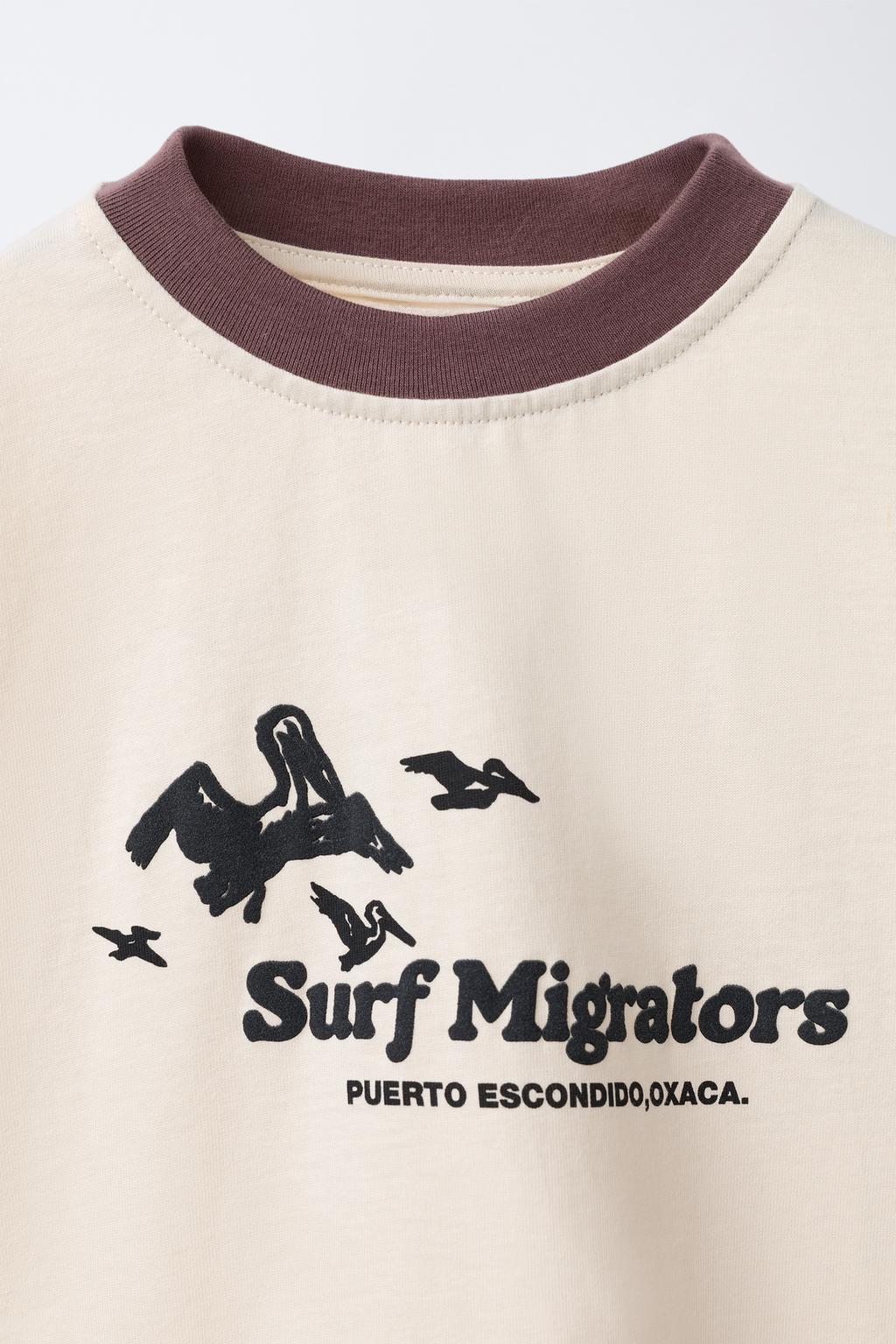 ФУТБОЛКА С КОНТРАСТНЫМ ТЕКСТОВЫМ ПРИНТОМ