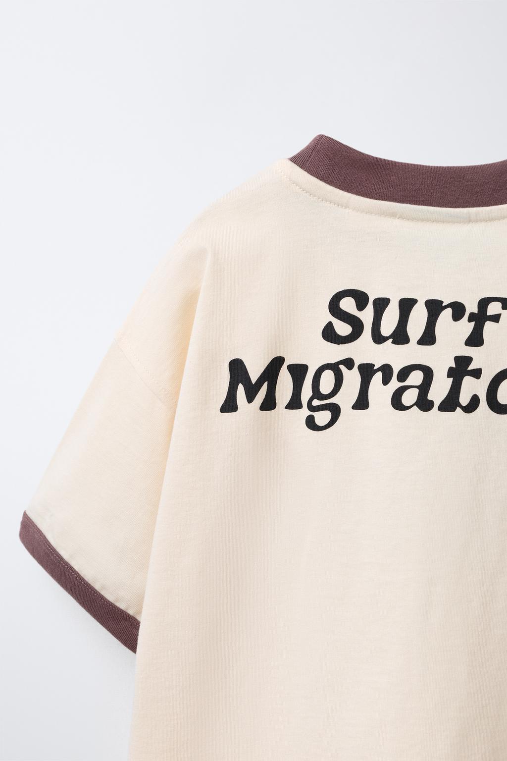 ФУТБОЛКА С КОНТРАСТНЫМ ТЕКСТОВЫМ ПРИНТОМ