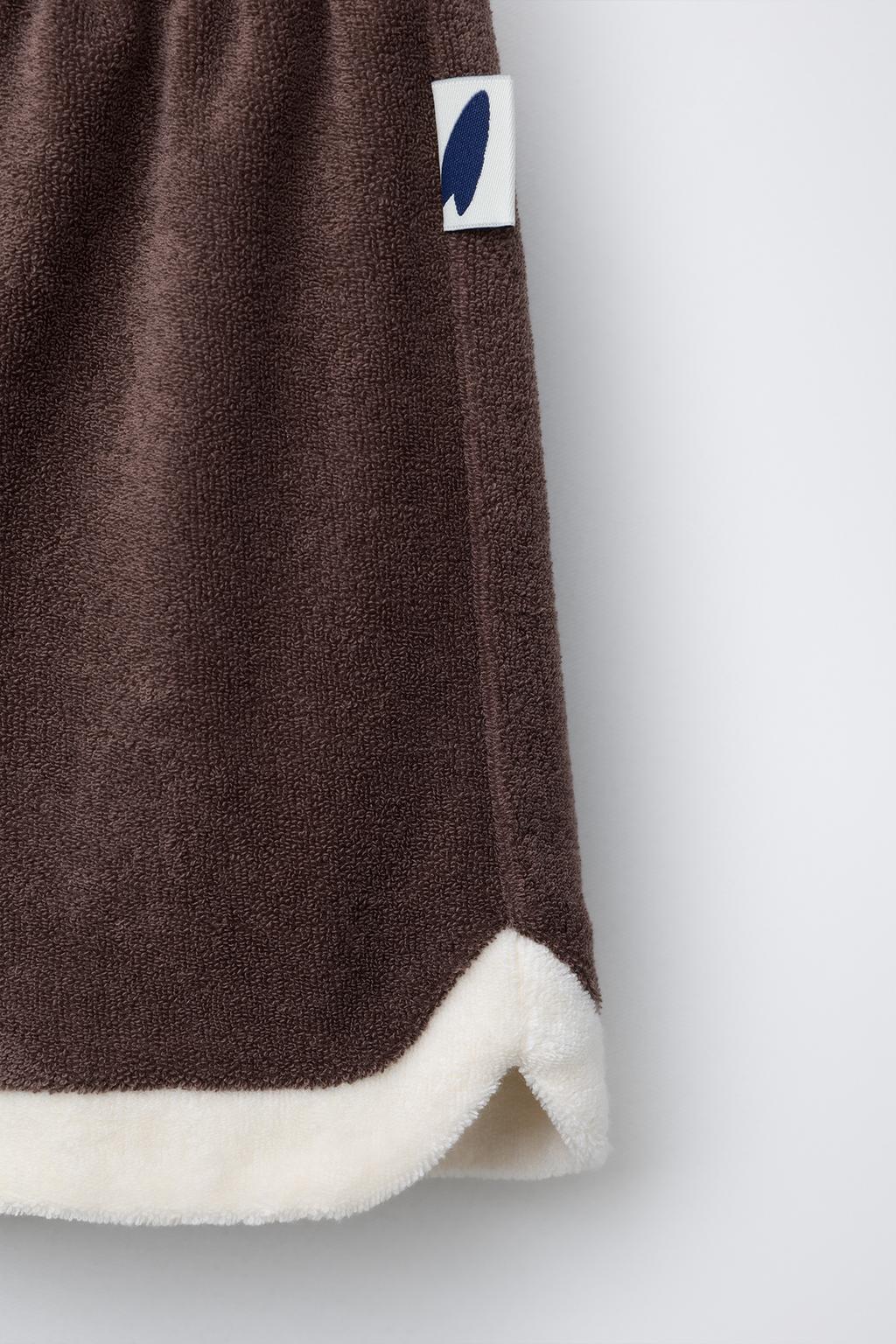 ШОРТЫ-БЕРМУДЫ ИЗ МАХРОВОЙ ТКАНИ С ЭТИКЕТКОЙ