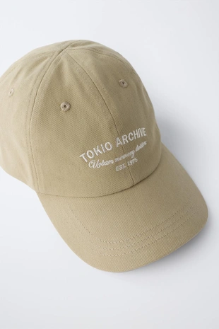 Кепка с вышитым текстом