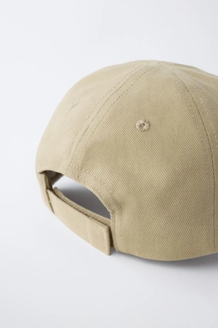 Кепка с вышитым текстом