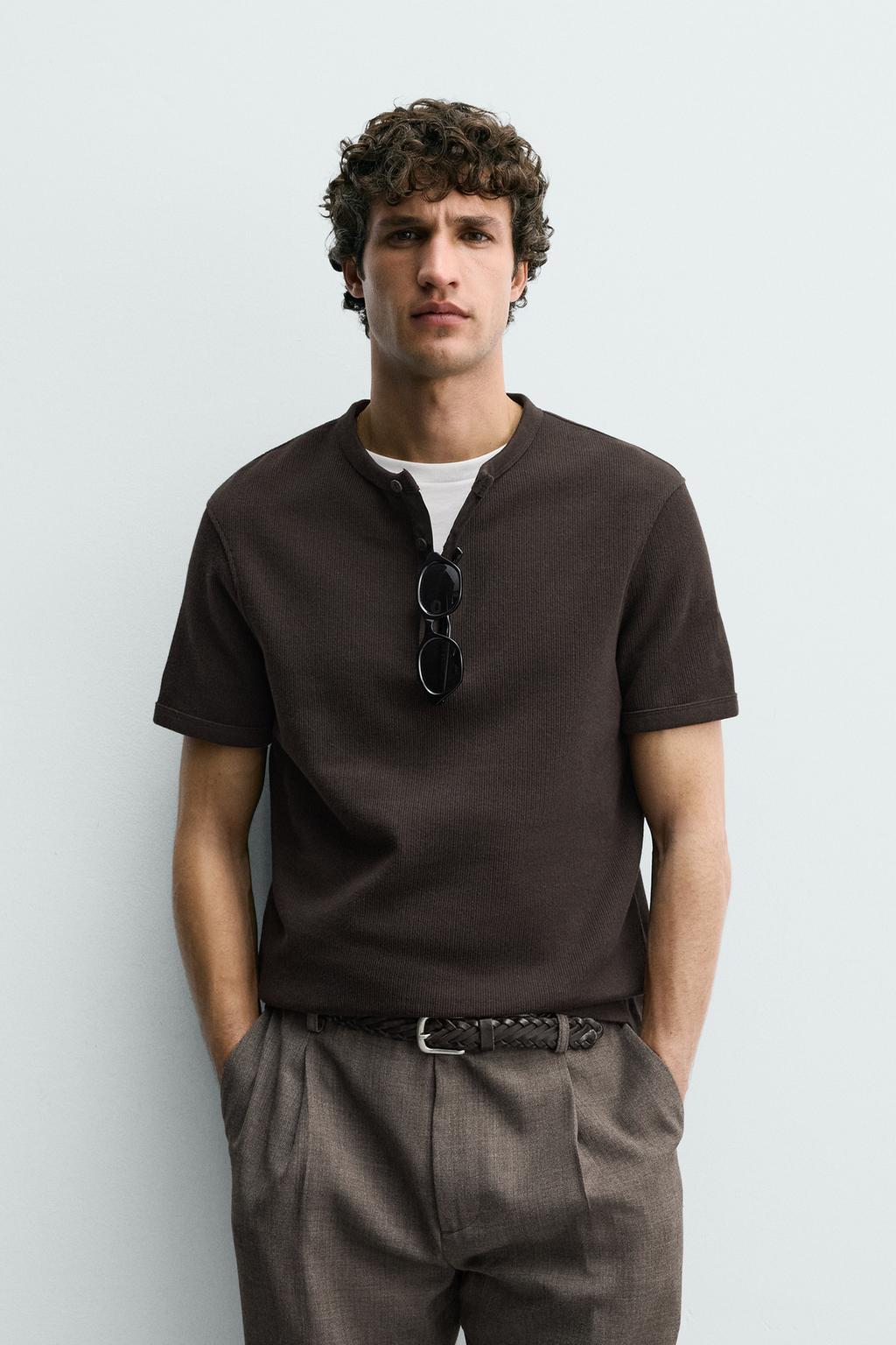 ФУТБОЛКА ИЗ РЕЛЬЕФНОЙ ТКАНИ С ВОРОТНИКОМ НА ПУГОВИЦАХ