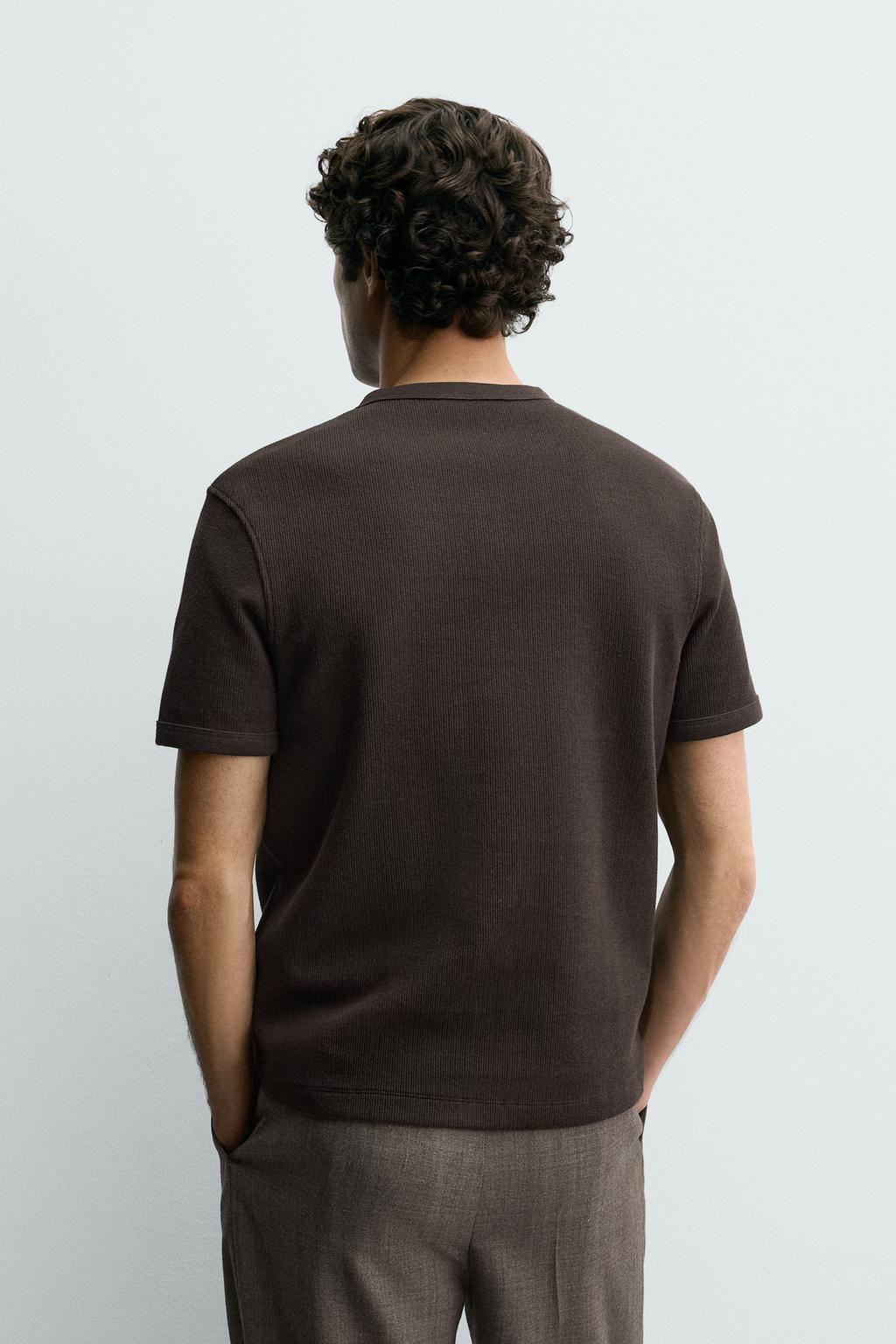 ФУТБОЛКА ИЗ РЕЛЬЕФНОЙ ТКАНИ С ВОРОТНИКОМ НА ПУГОВИЦАХ