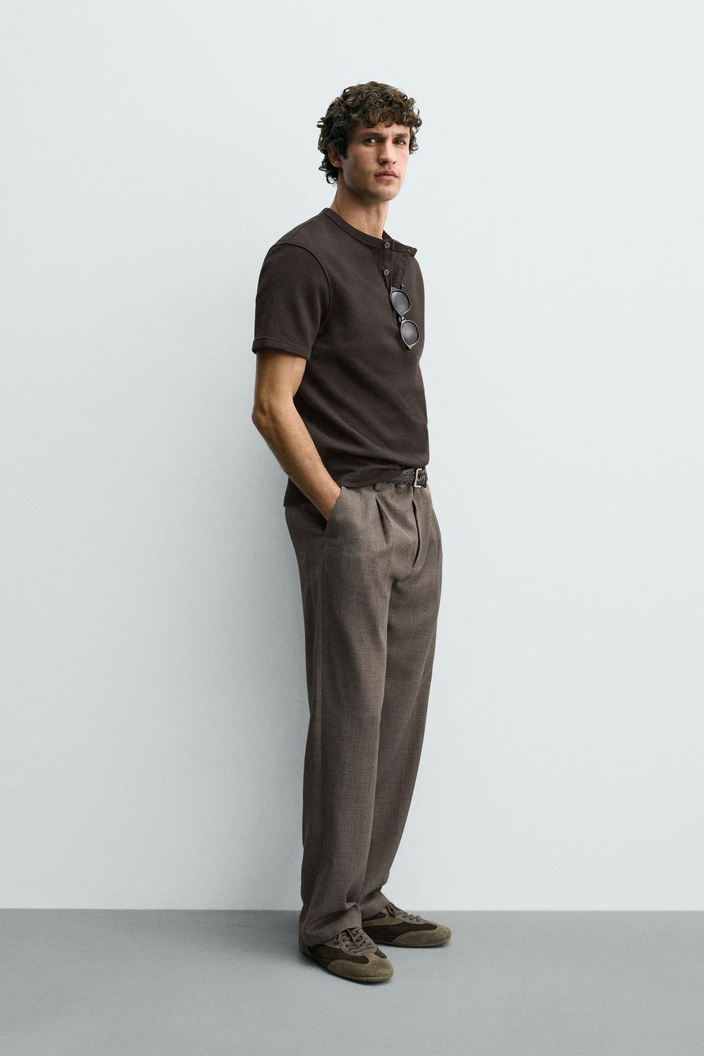 ФУТБОЛКА ИЗ РЕЛЬЕФНОЙ ТКАНИ С ВОРОТНИКОМ НА ПУГОВИЦАХ