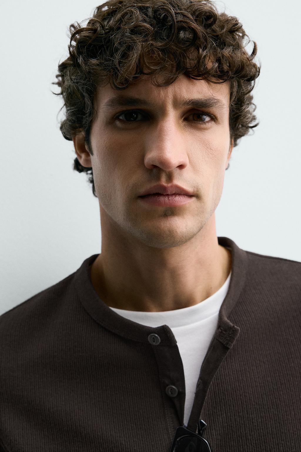 ФУТБОЛКА ИЗ РЕЛЬЕФНОЙ ТКАНИ С ВОРОТНИКОМ НА ПУГОВИЦАХ