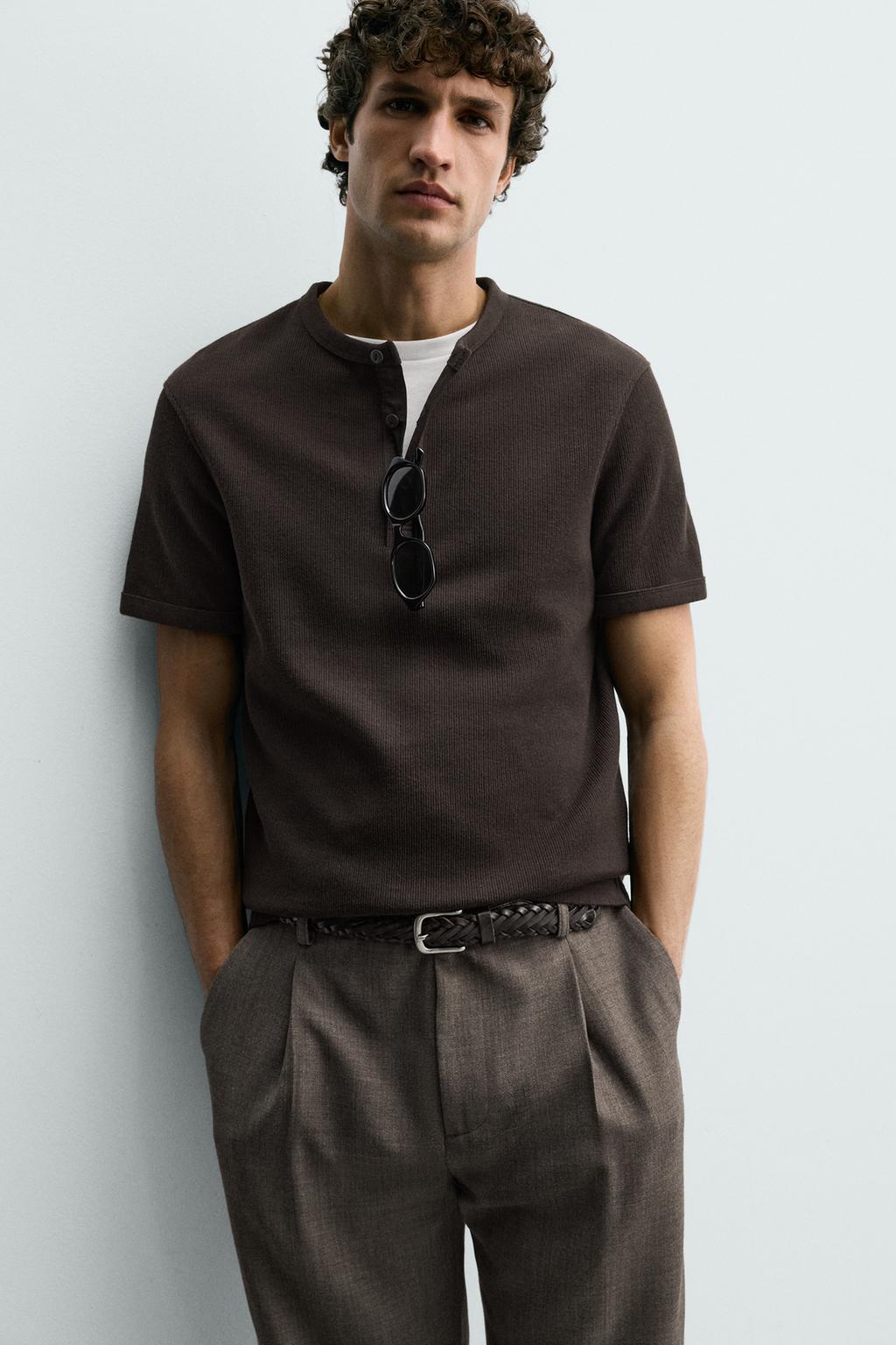 ФУТБОЛКА ИЗ РЕЛЬЕФНОЙ ТКАНИ С ВОРОТНИКОМ НА ПУГОВИЦАХ