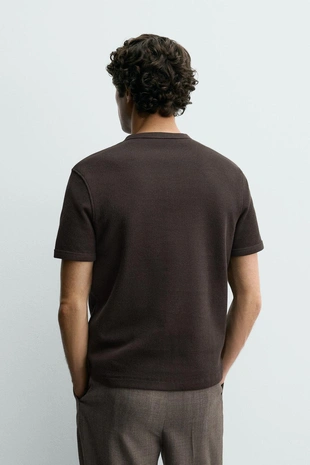 Футболка из рельефной ткани с воротником на пуговицах