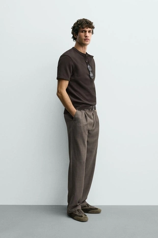 Футболка из рельефной ткани с воротником на пуговицах