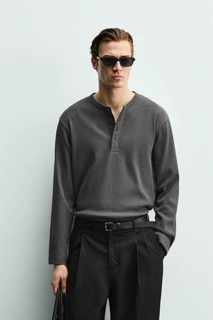 Футболка в рубчик с воротником на пуговицах- Заказать в России