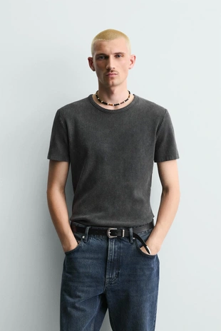 Приталенная футболка из рельефной ткани