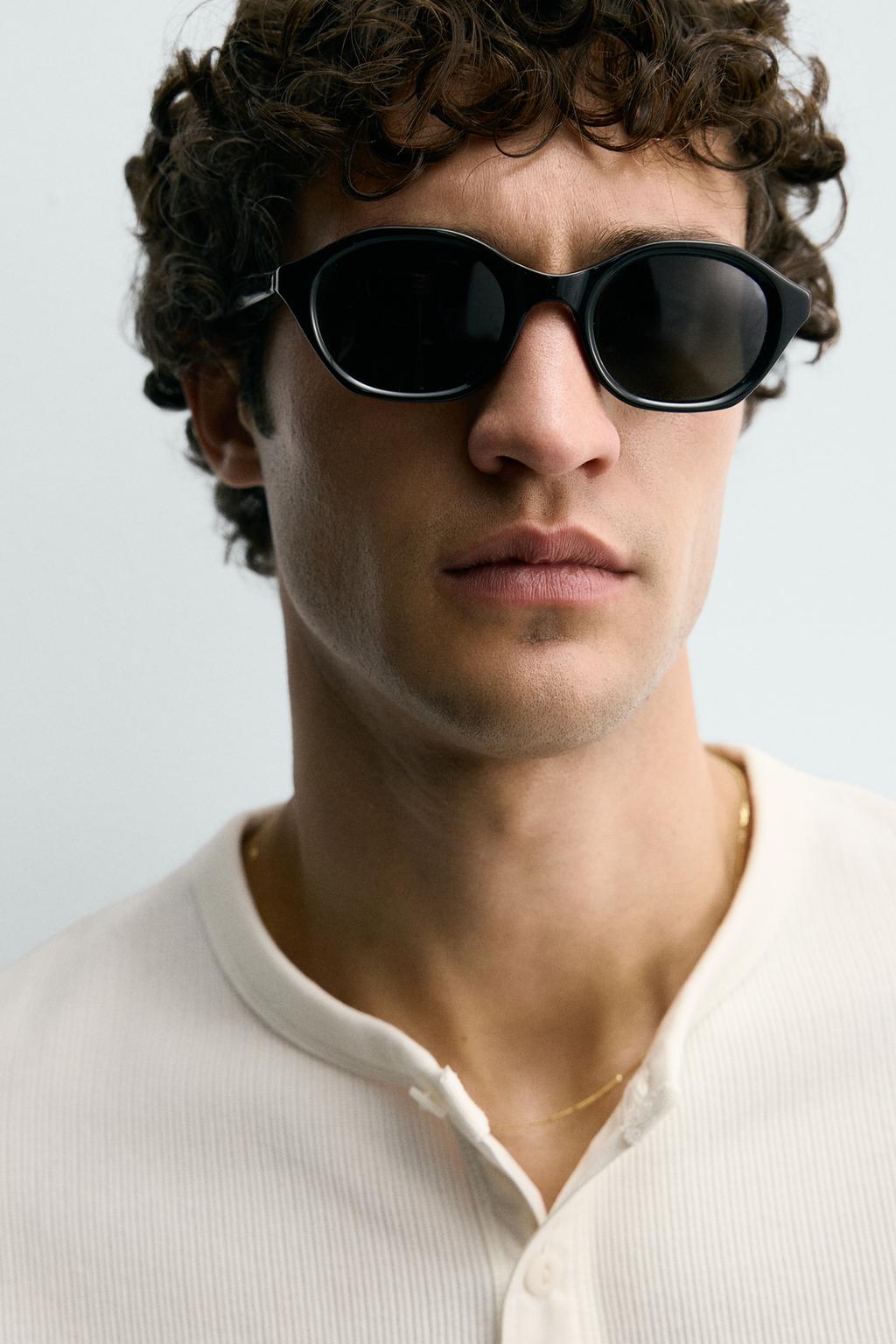 ФУТБОЛКА ИЗ РЕЛЬЕФНОЙ ТКАНИ С ВОРОТНИКОМ НА ПУГОВИЦАХ