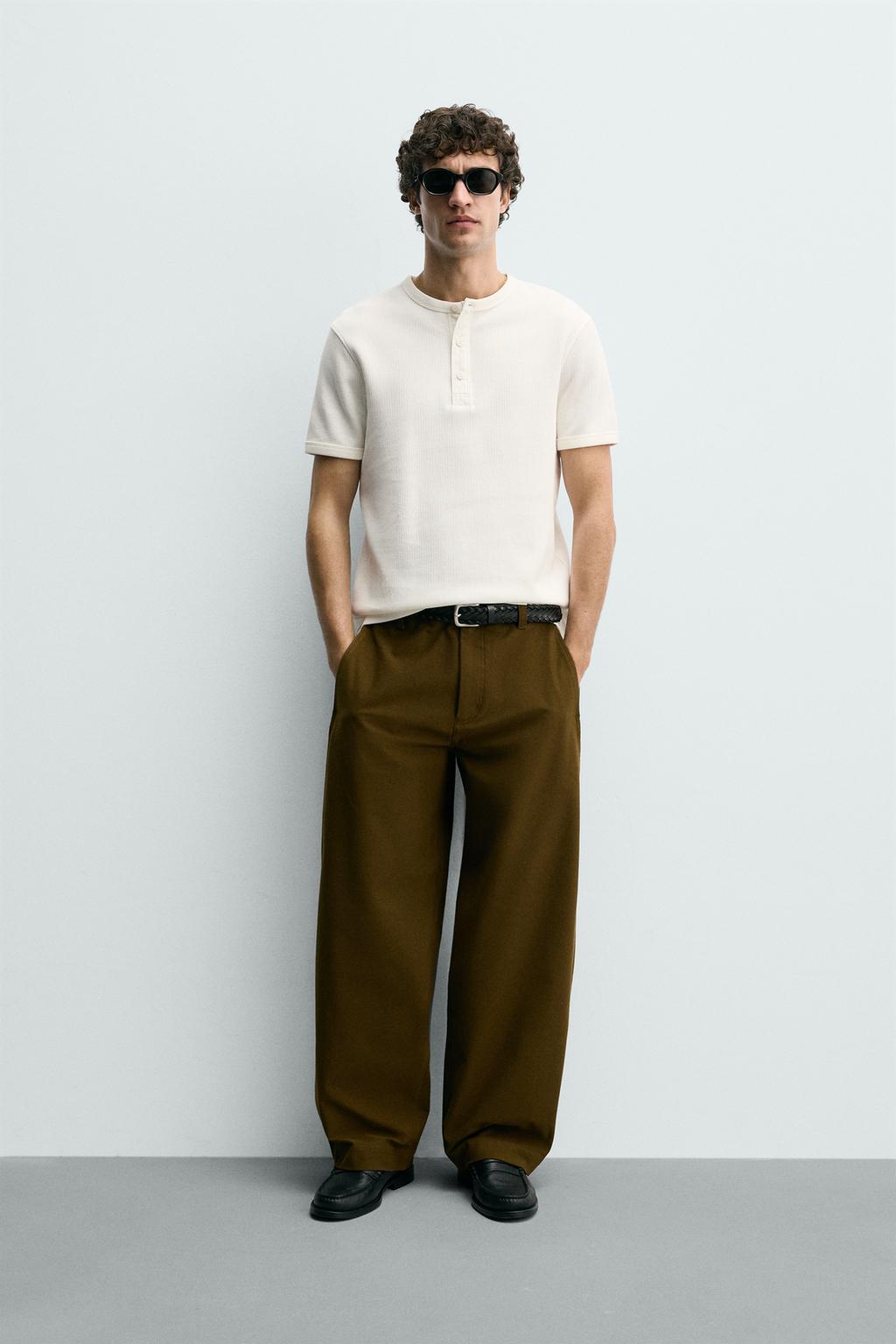 ФУТБОЛКА ИЗ РЕЛЬЕФНОЙ ТКАНИ С ВОРОТНИКОМ НА ПУГОВИЦАХ