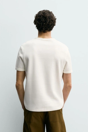 Футболка из рельефной ткани с воротником на пуговицах