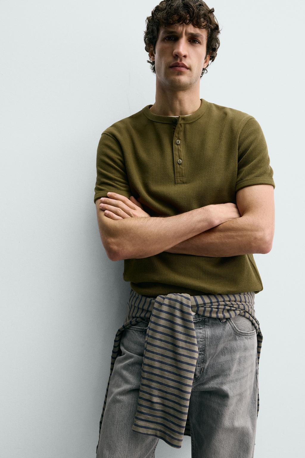 ФУТБОЛКА ИЗ РЕЛЬЕФНОЙ ТКАНИ С ВОРОТНИКОМ НА ПУГОВИЦАХ