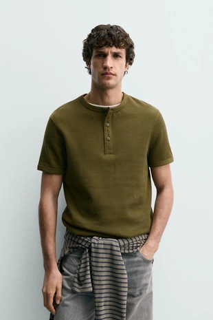 Футболка из рельефной ткани с воротником на пуговицах