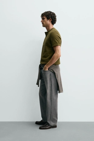 Футболка из рельефной ткани с воротником на пуговицах